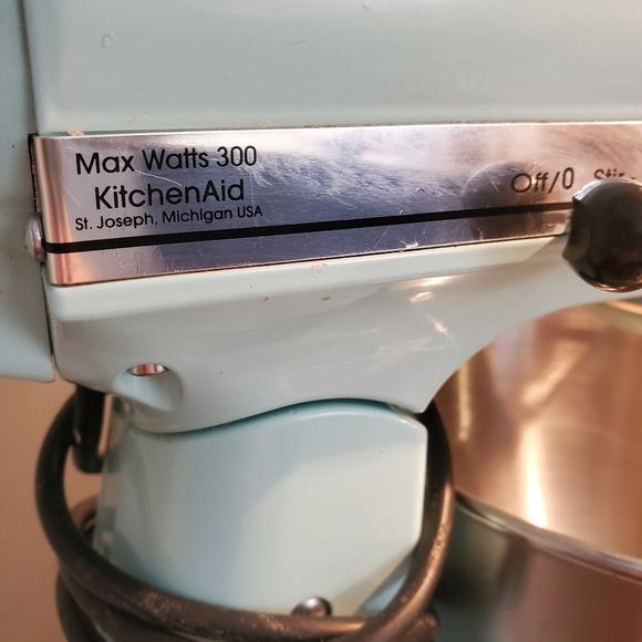 Kitchen Aid 4.5 Quarts Stand Mixer with Attachments - Picture 4 of 9